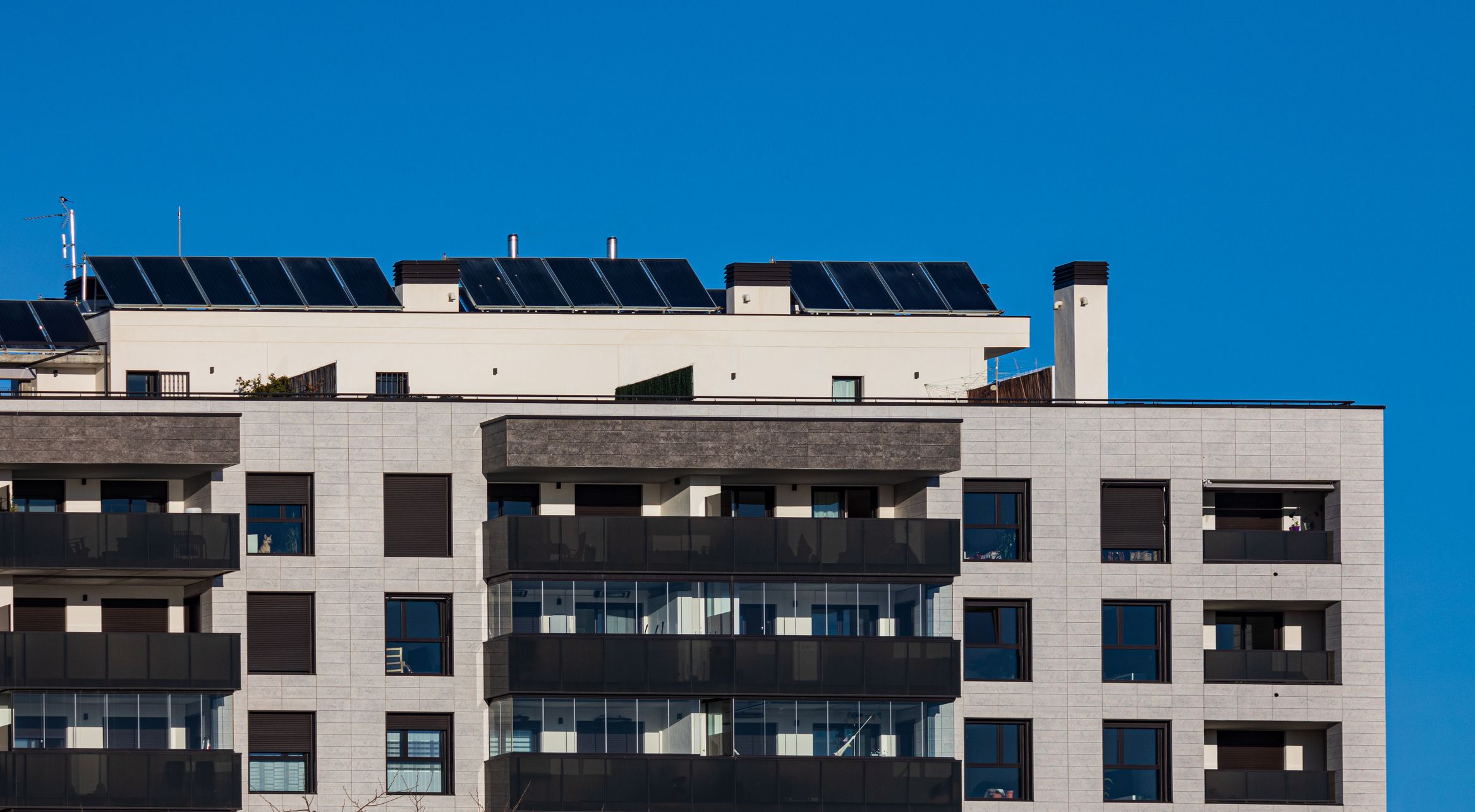 Instal·lació fotovoltaica en un edifici FOTO: iStock
