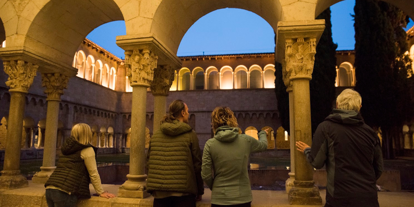 Uns visitants al claustre del Monestir durant una edició de la Nit dels Museus a Sant Cugat FOTO: Bernat Millet (TOT Sant Cugat)