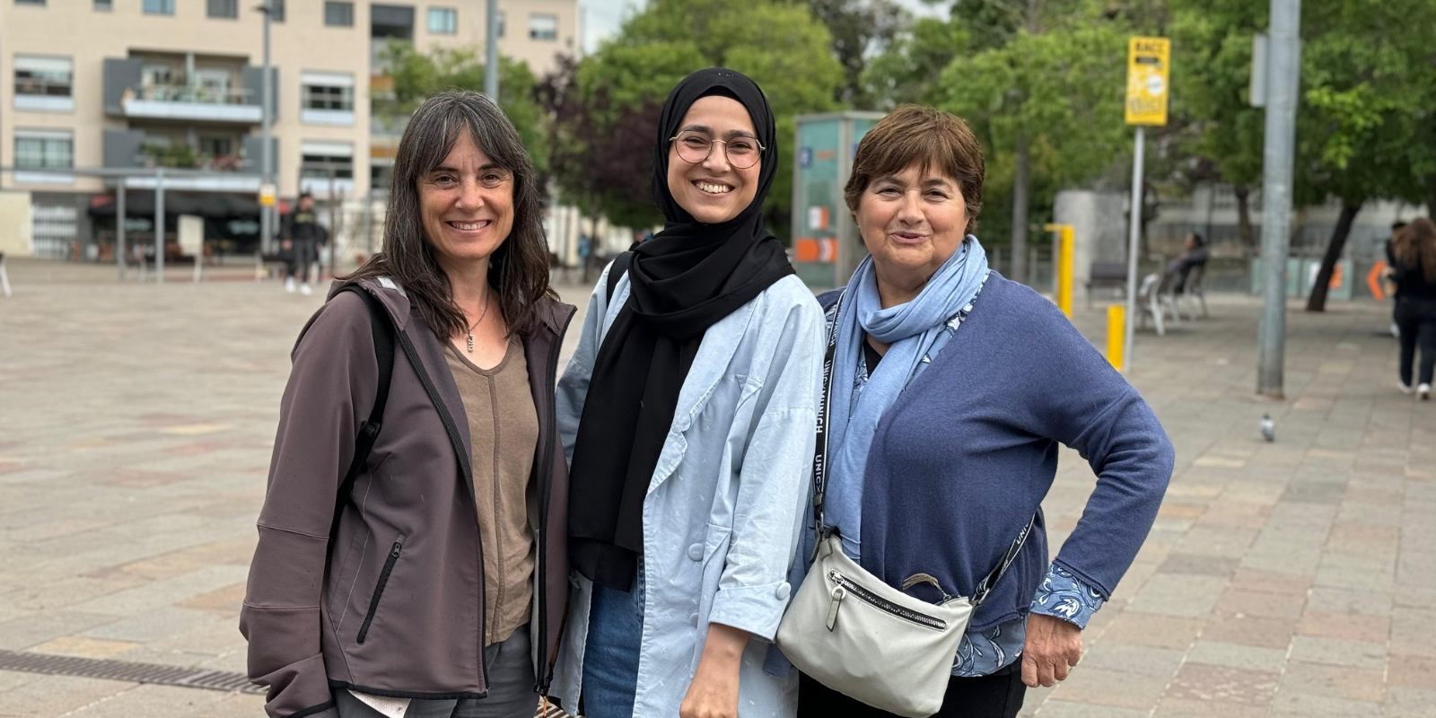 Mireia Lecina, la propietària de la casa; Najiah Mohammadi i Clara Andreo, la persona d'acompanyament FOTO: TOT Sant Cugat 