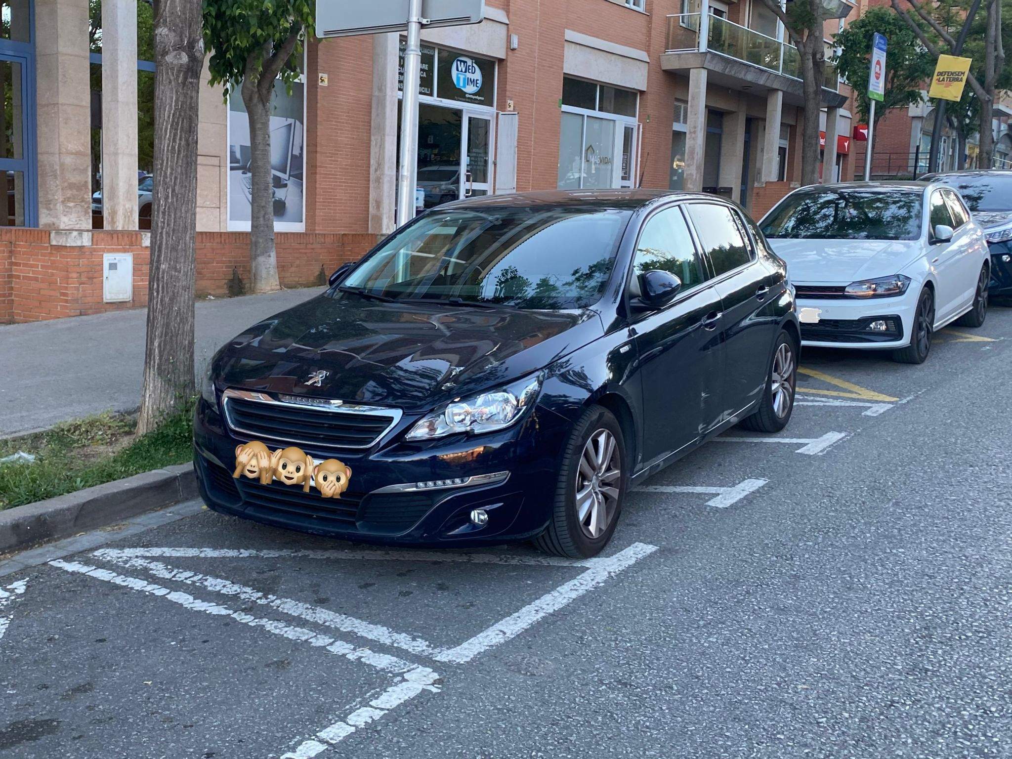 Cotxe estacionat a un aparcament destinat a motocicletes FOTO: Patricio Zunino