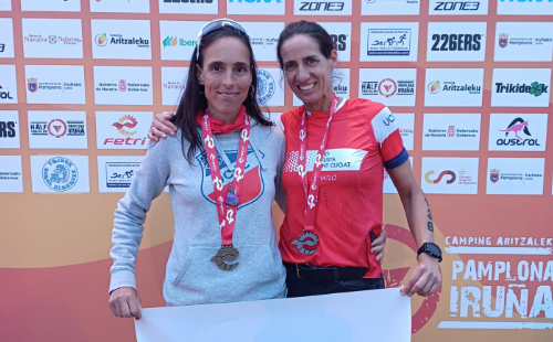 Estela Peris (esquerra) i Gemma Gregoris (dreta) van pujar al podi del Campionat d'Espanya de triatló de mitja distància. FOTO: Cedida