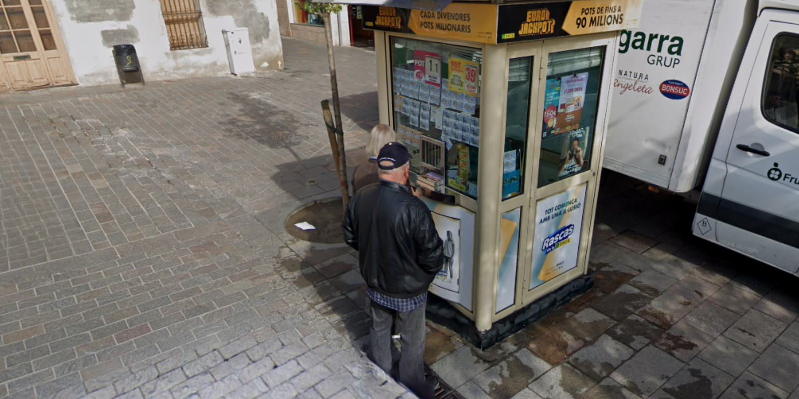 El punt de venda de l'ONCE a la plaça de Sant Pere FOTO: Google Streetview