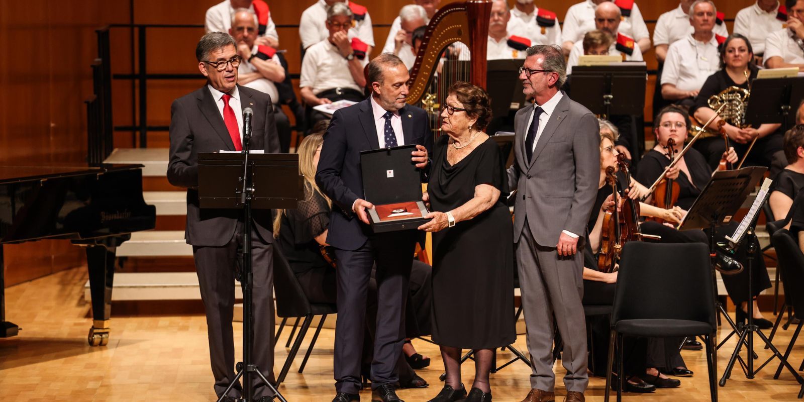 El moment de l'entrega de la Medalla d'Honor de Sant Cugat FOTO: Lali Puig