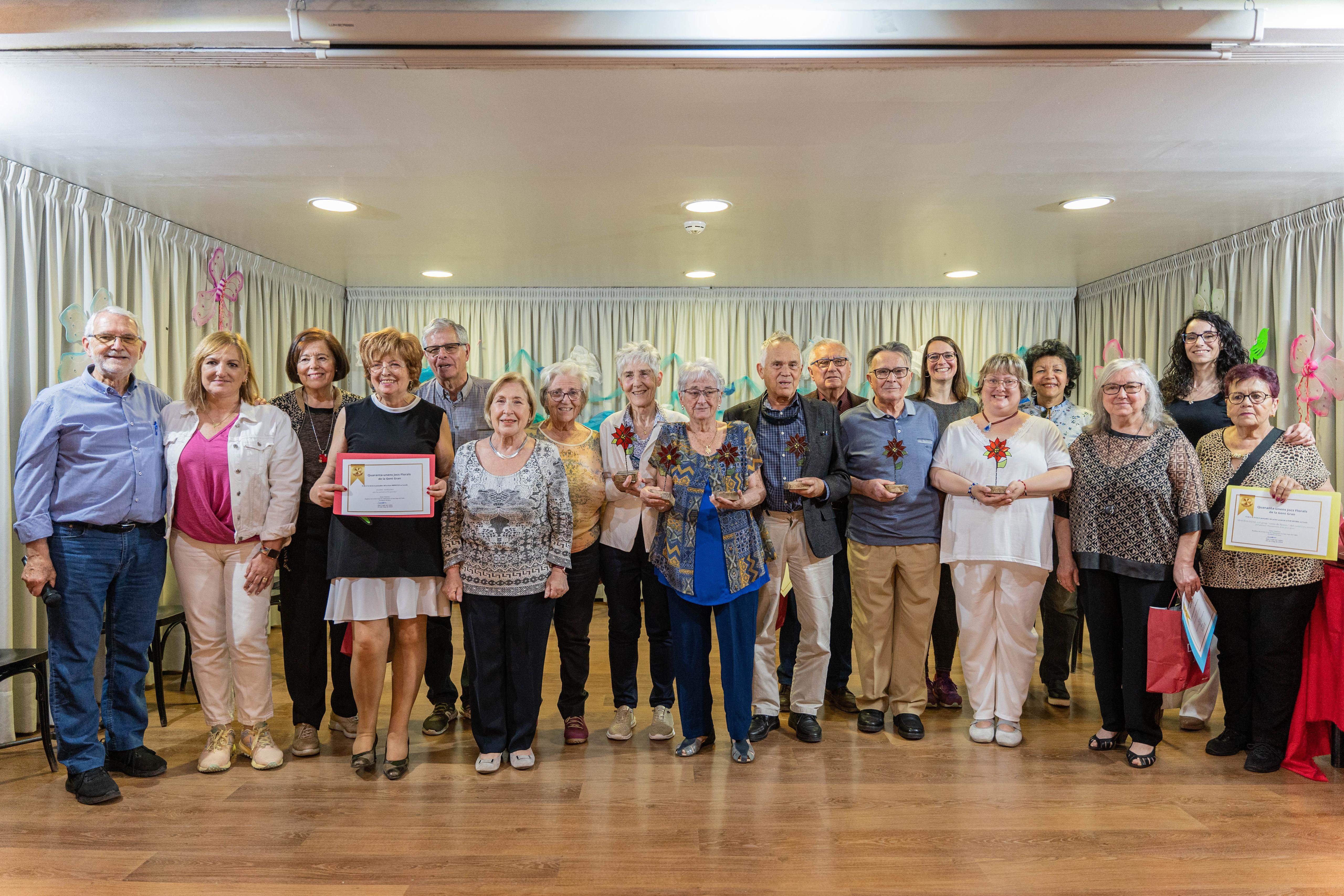 Foto de família amb els premiats FOTO: Ajuntament de Sant Cugat