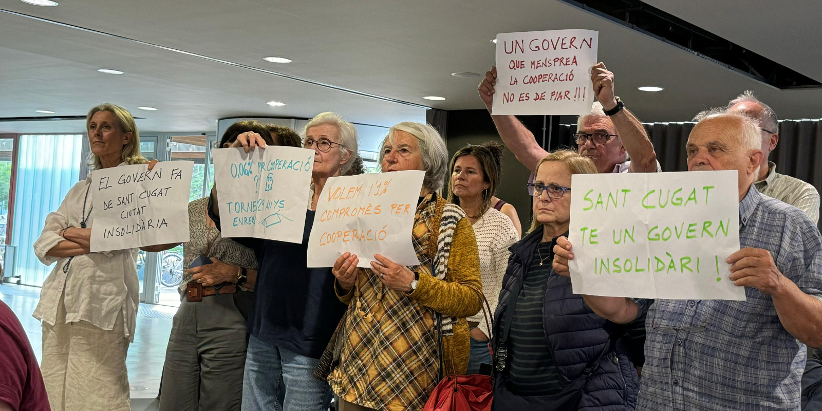 Les queixes de la Xarxa Solidària durant l'audiència pública d'un ple municipal per les retallades en Cooperació FOTO: TOT Sant Cugat