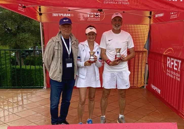 Marta Cerdà (centre) i Roman Bosch (dreta), amb el títol del Campionat d'Espanya. FOTO: Cedida