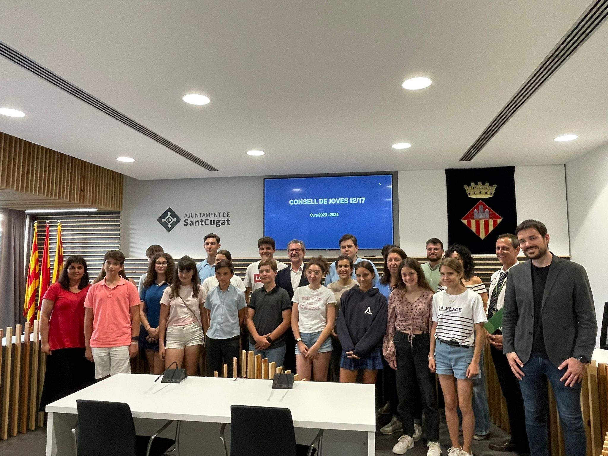 Representants dels grups municipals amb el Consell de joves 12/17 i l'alcalde de Sant Cugat FOTO: 'TOT'