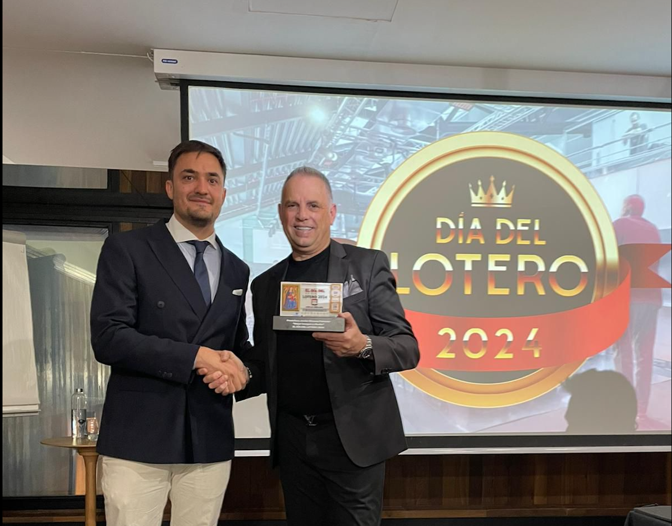 Javier Gimeno amb el premi a Millor Imatge i Disseny per la seva administració de loteria FOTO: Cedida