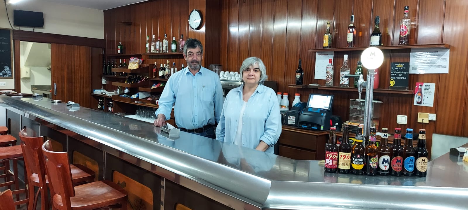 Santi Hilla, fill amb la seva dona, Victoria Santiago, a la barra del Bar Vallès de Sant Cugat. FOTO: TOT Sant Cugat