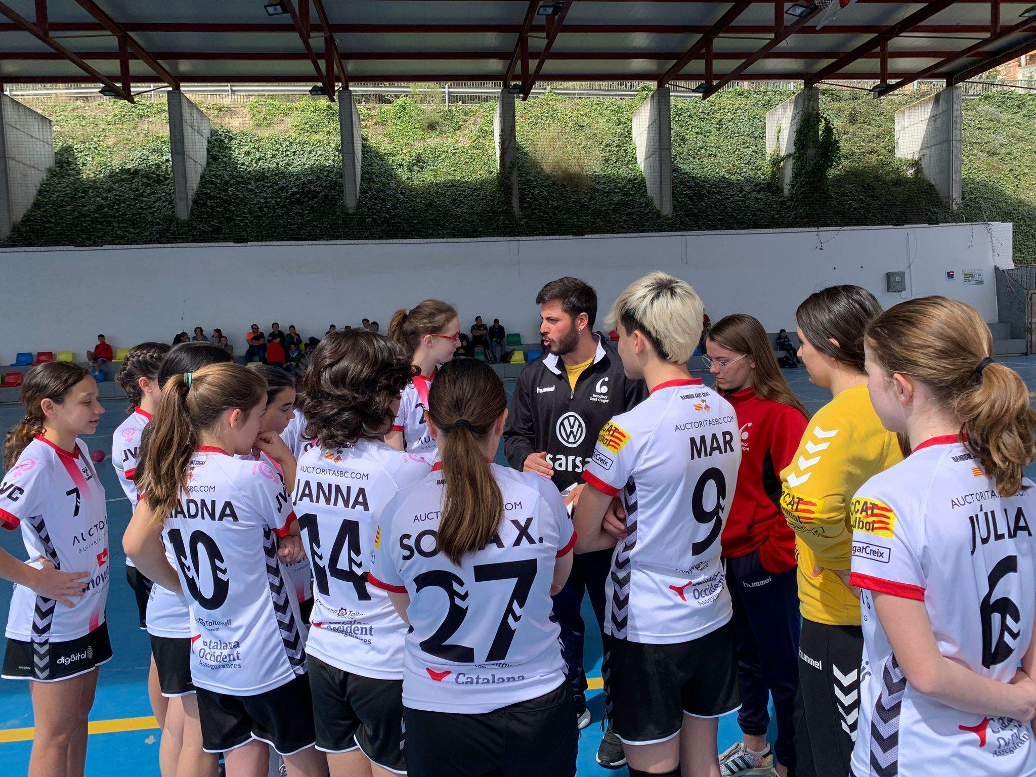 El tècnic Héctor Gómez dirigint un equip del planter de l'Handbol Sant Cugat. FOTO: Cedida