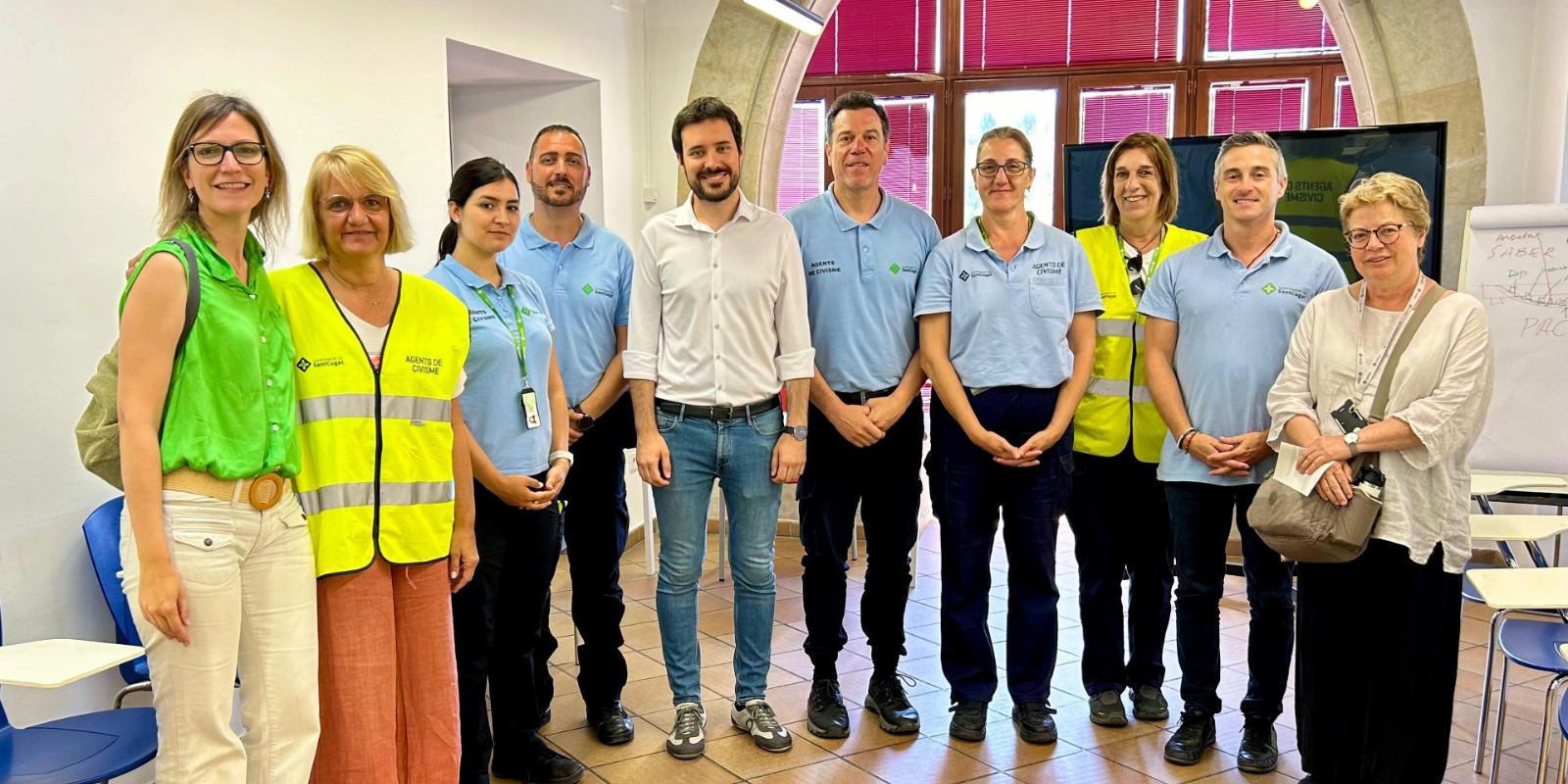 Els nous agents de civisme acompanyats del tinent d'alcaldia de Seguretat, Bernat Picornell FOTO: Ajuntament de Sant Cugat