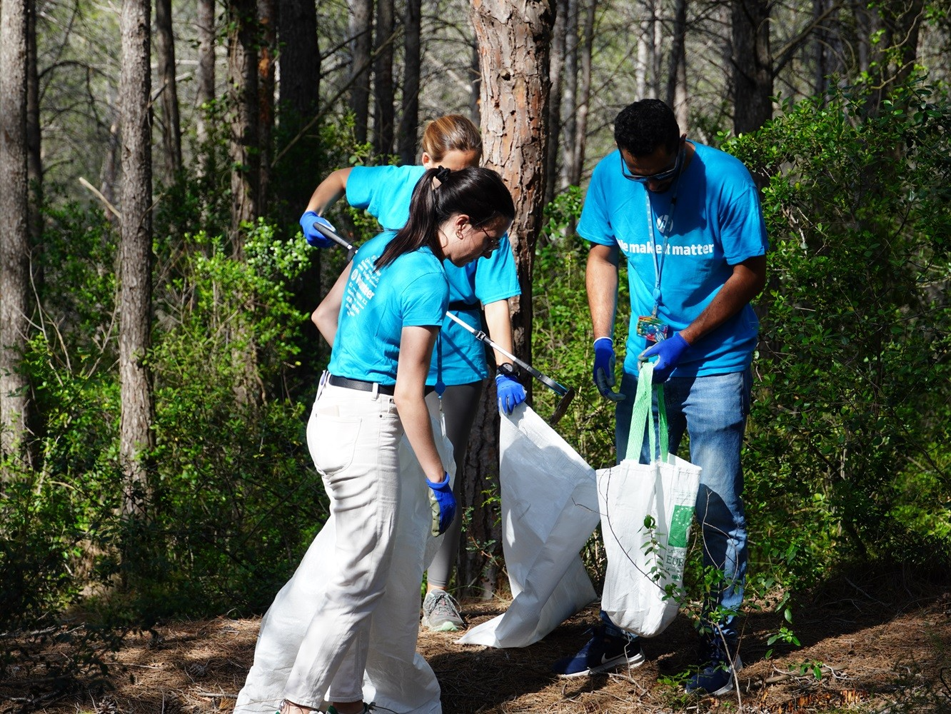 Voluntaris d'HP recullen residus al camí dels monjos FOTO: Cedida