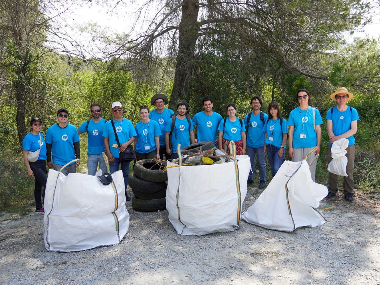 Gairebé 100 voluntaris han recollit residus en el Camí dels Monjos, situat a la Serra dels Galliners FOTO: Cedida