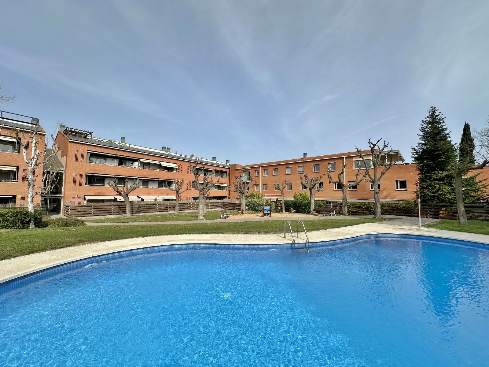 Piscina del pis amb encant al Parc Central de la immobiliària de Sant Cugat Fincas Moragas. FOTO: Cedida