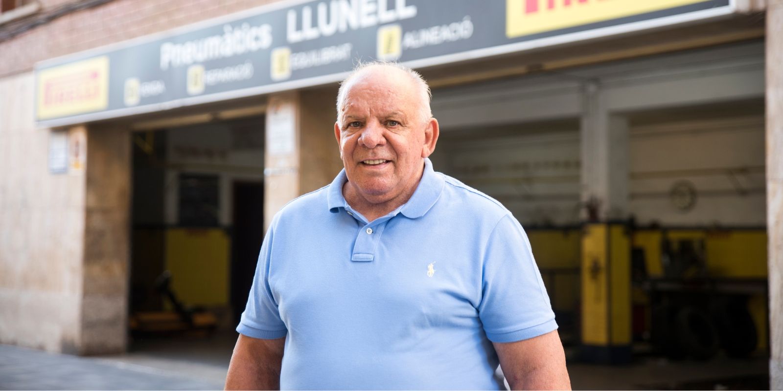 El santcugatenc Albert Llunell, davant del taller FOTO: Bernat Millet (TOT Sant Cugat)