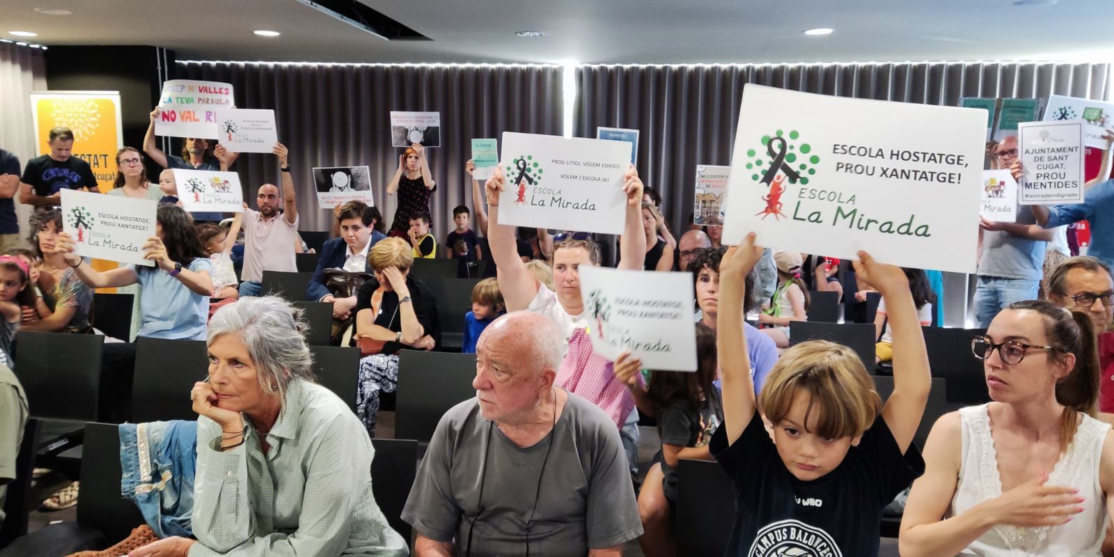 Membres de la comunitat educativa de La Mirada durant l'audiència pública FOTO: TOT Sant Cugat