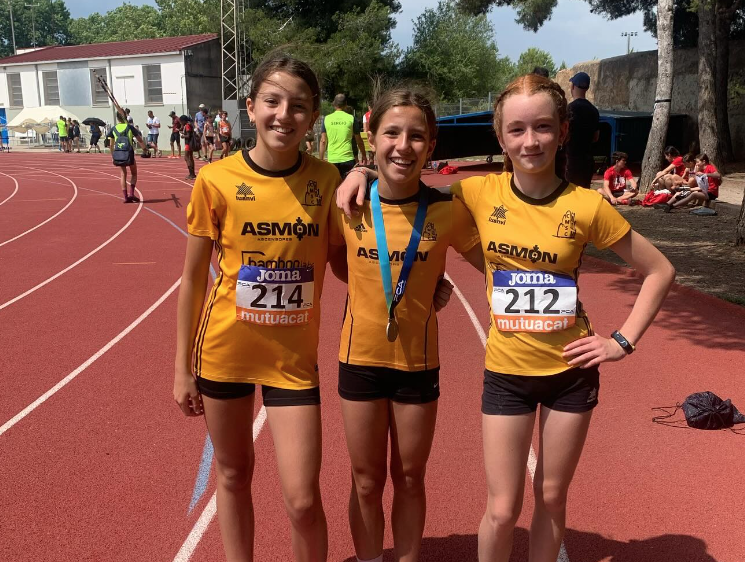 L'atleta del Club Muntanyenc Sant Cugat Mar Sòria, al centre de la imatge, va ser plata en el Campionat de Catalunya sub-14 en la modalitat dels 3.000 metres. FOTO: Cedida