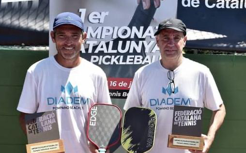 José Manuel 'Petén' Álvarez, a la dreta de la imatge, amb la seva parella Xabier Pérez en el Campionat de Catalunya de pickleball. FOTO: Cedida