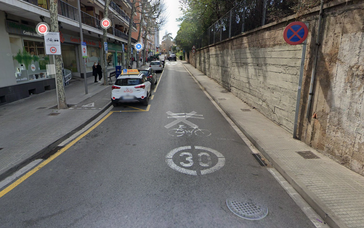 La multa va ser per aparcar en una zona de càrrega i descàrrega, tot i que ho podia fer perquè tenia l'autorització per a persones amb discapacitat FOTO: Google Maps