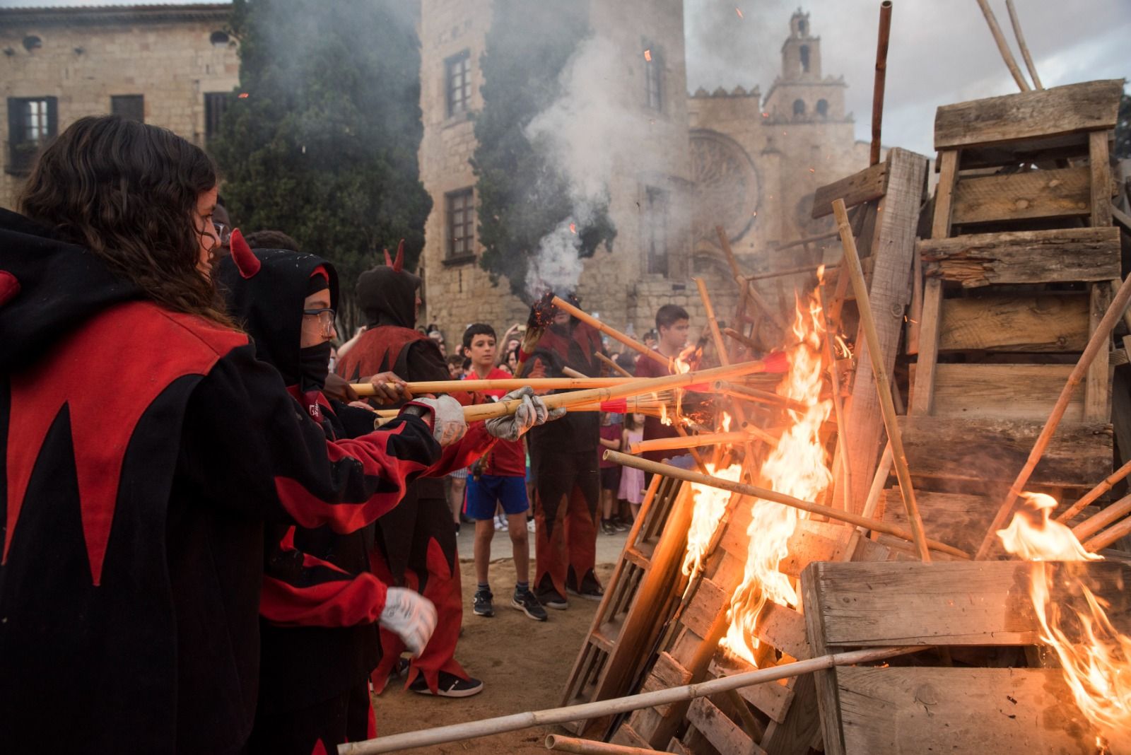 Encesa de la foguera de la revetlla de Sant Joan amb la Flama del Canigó. FOTO: Bernat Millet