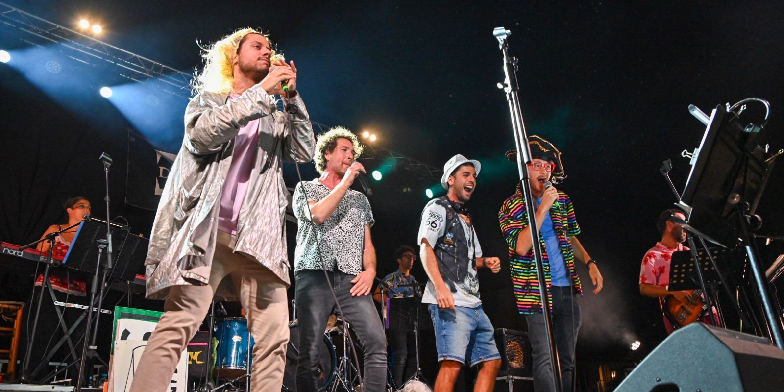 Uns dels santcugatencs que han pujat a l'escenari a cantar FOTO: Albert Canalejo (TOT Sant Cugat)