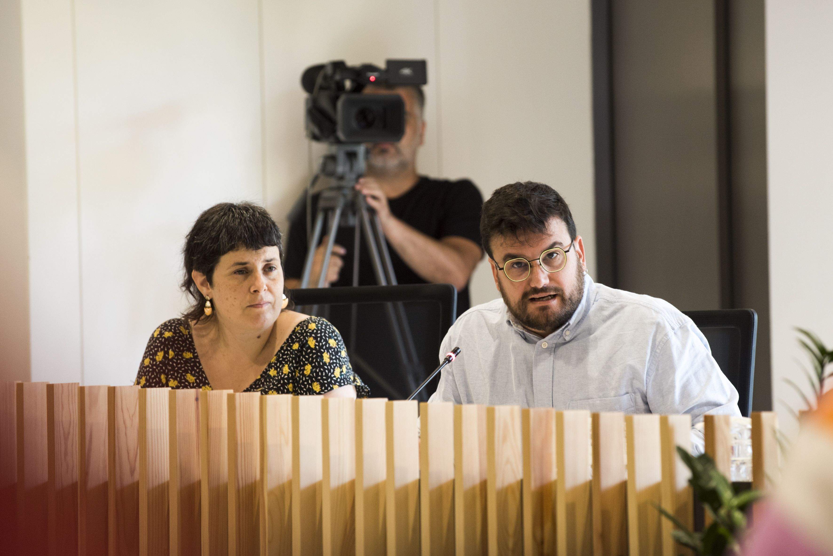 Els regidors d'En Comú Podem, Aina Balada i Ramon Gutiérrez durant el ple de juny FOTO: Bernat Millet (TOT Sant Cugat)