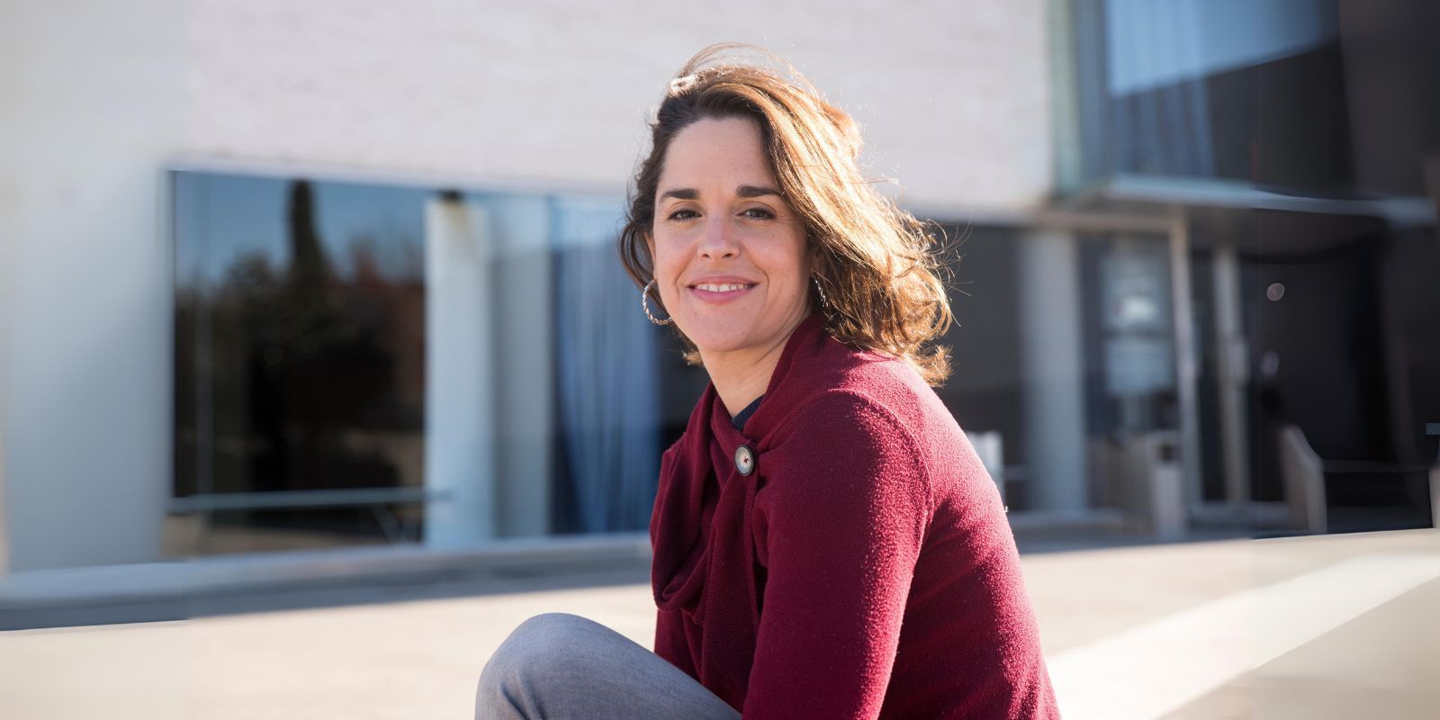 La soprano santcugatenca Júlia Farrés-Llongueras davant del Teatre-Auditori FOTO: Bernat Millet (TOT Sant Cugat)