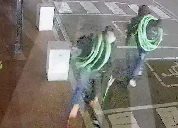 Dos dels lladres mentre robaven coure FOTO: Mossos