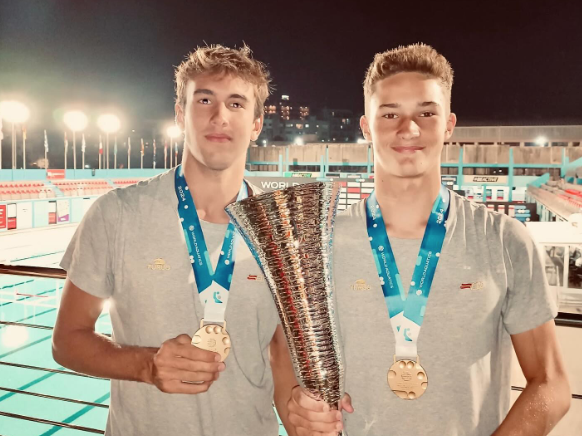 Noah Romeva, a l'esquerra de la imatge, va guanyar el Campionat del Món cadet de waterpolo. FOTO: CN Sabadell