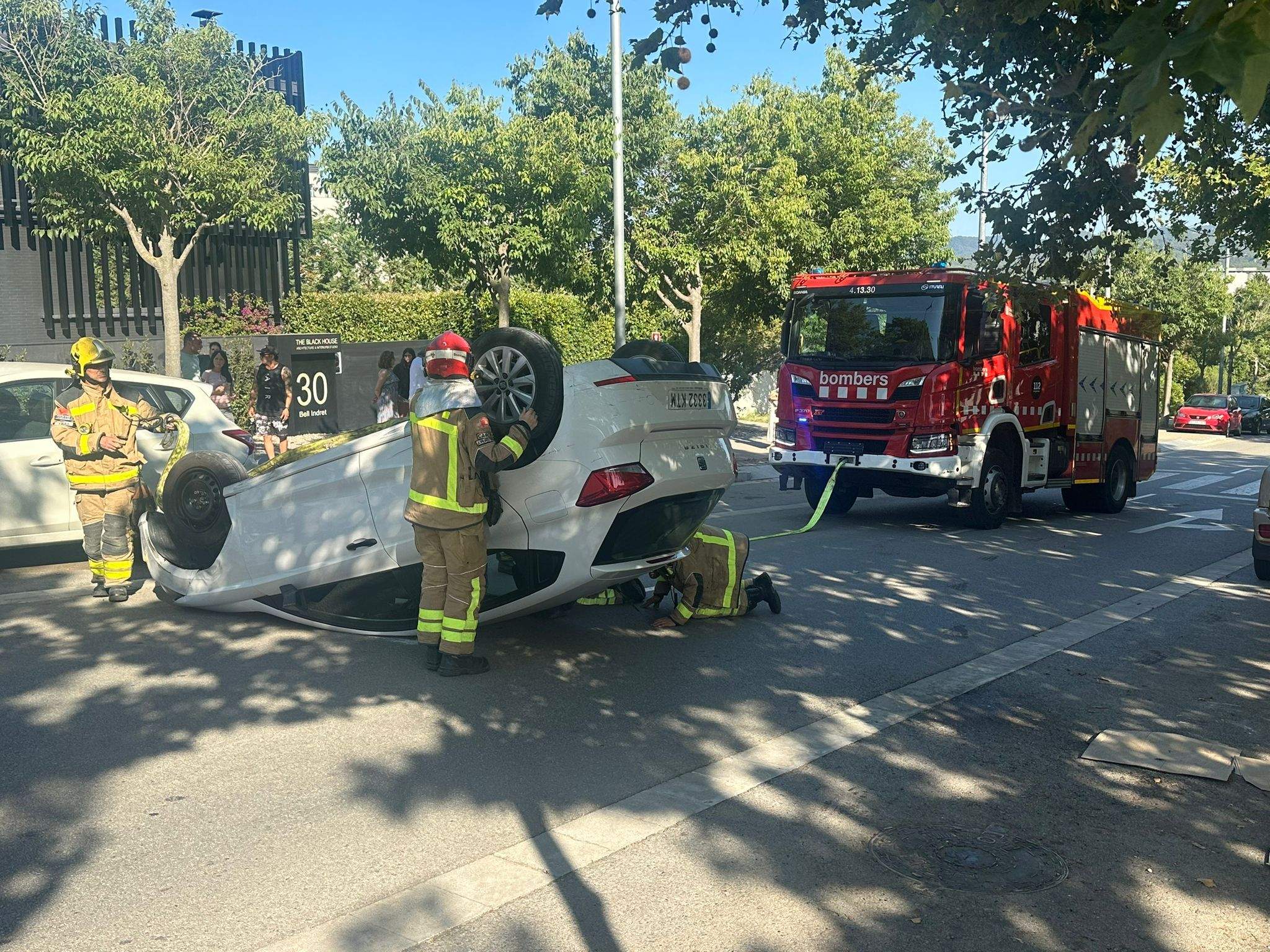 Bolca un vehicle a Mira-sol. FOTO: Lluna Fabregat