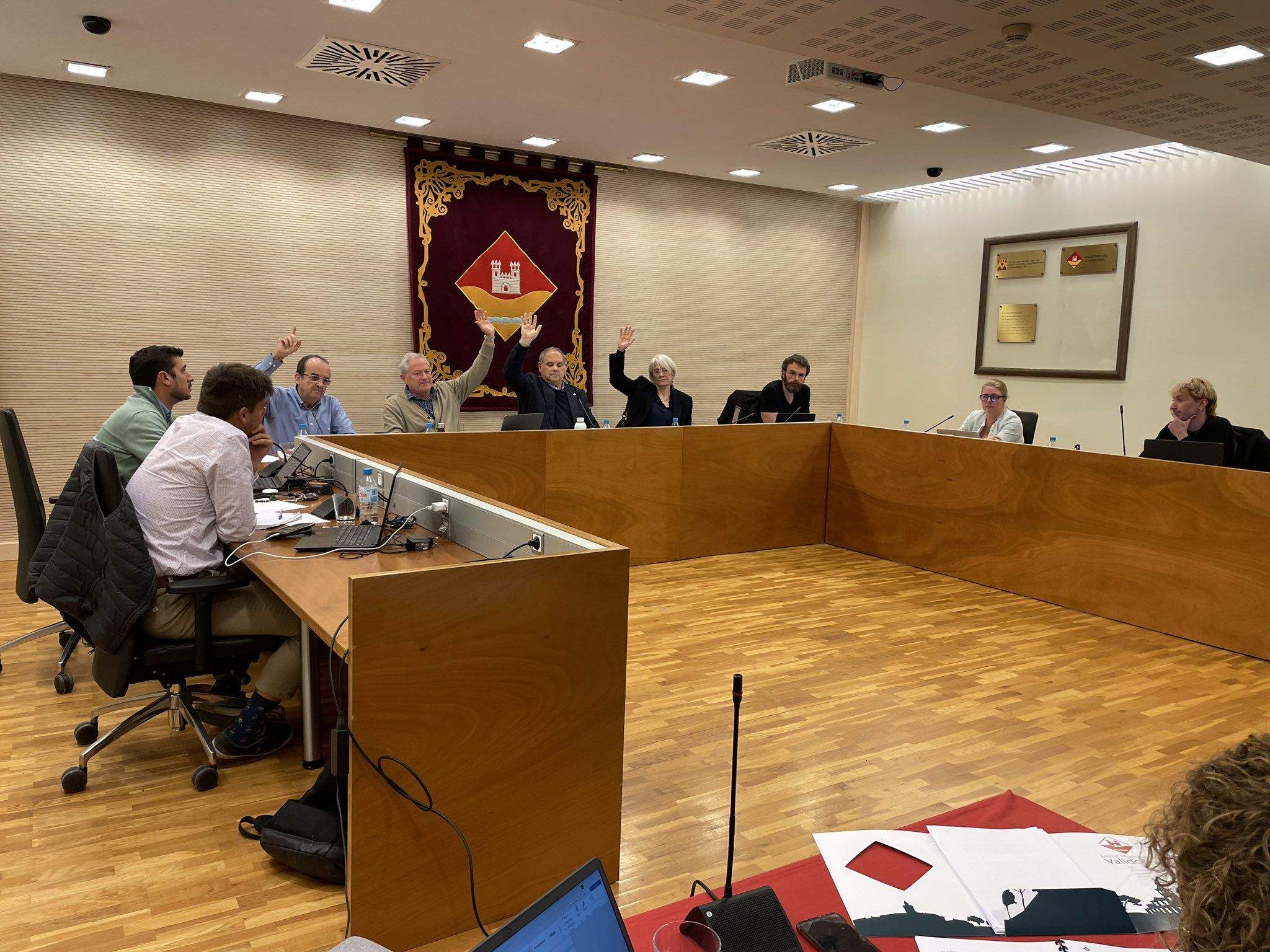 Una votació durant una Junta de Veïns de Valldoreix FOTO: EMD de Valldoreix