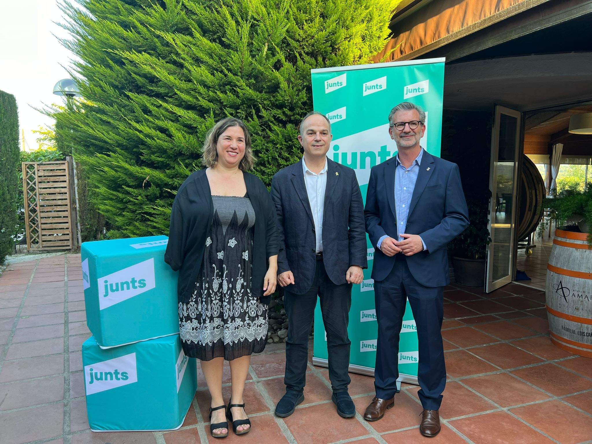 La presidenta de Junts per Sant Cugat, Marta Canas; el secretari general de Junts per Catalunya, Jordi Turull; i l'alcalde, Josep Maria Vallès FOTO: Cedida