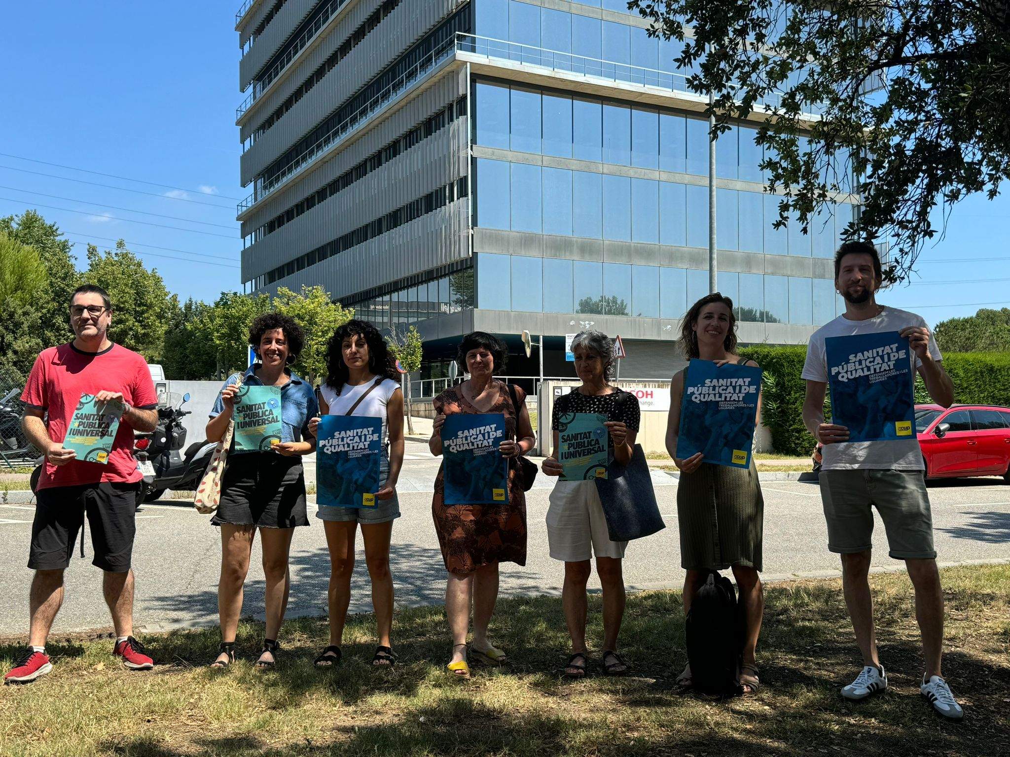 Regidors de la CUP amb Laia Estrada (segona per la dreta) davant del departament de CatSalut per lamentar les retallades en el sistema sanitari. FOTO: TOT Sant Cugat