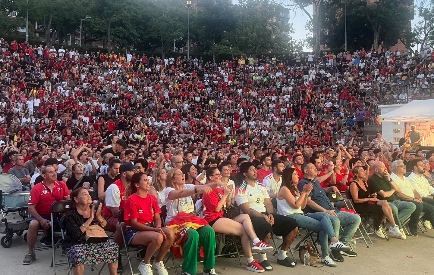 Pantalla gegant a Badalona pel partit Espanya-França a l'Eurocopa de 2024 FOTO: AJuntament de Badalona