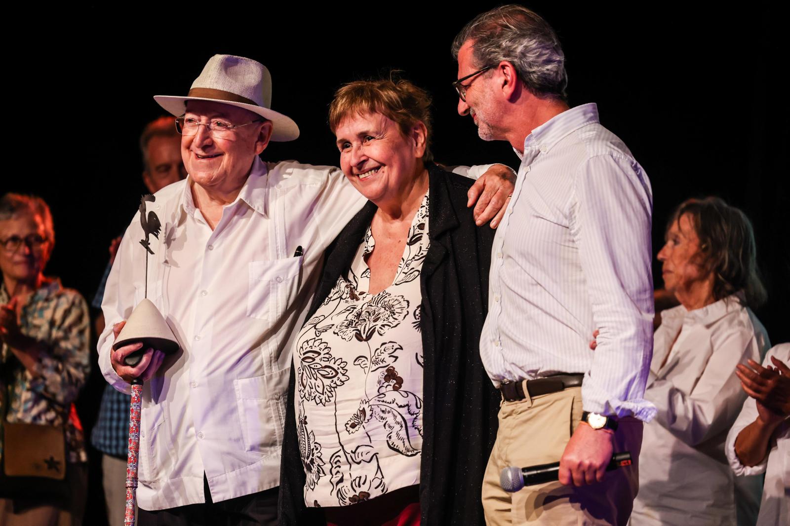 L'actor Jaume Pla, la directora de les Lectures a la Fresca, Dolors Vilarasau, i l'alcalde, Josep Maria Vallès FOTO: Ajuntament