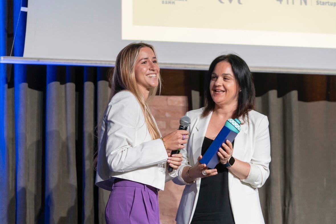 La guanyadora de l'SpinUOC 2024 presentant el seu projecte. FOTO: Cedida per Cristina Grau