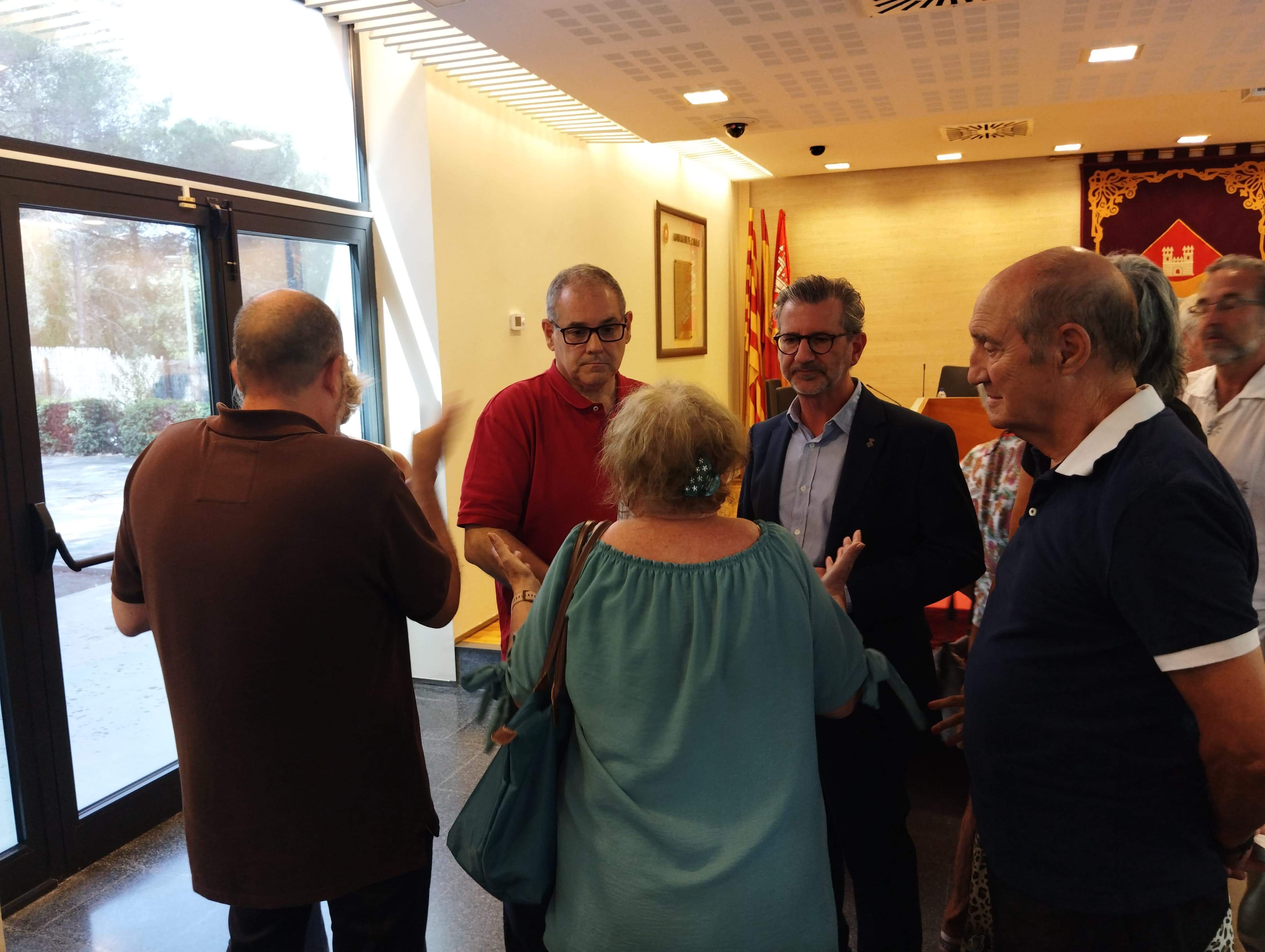El president de Valldoreix i l'alcalde de Sant Cugat parlant amb els veïns del Baixador FOTO: TOT