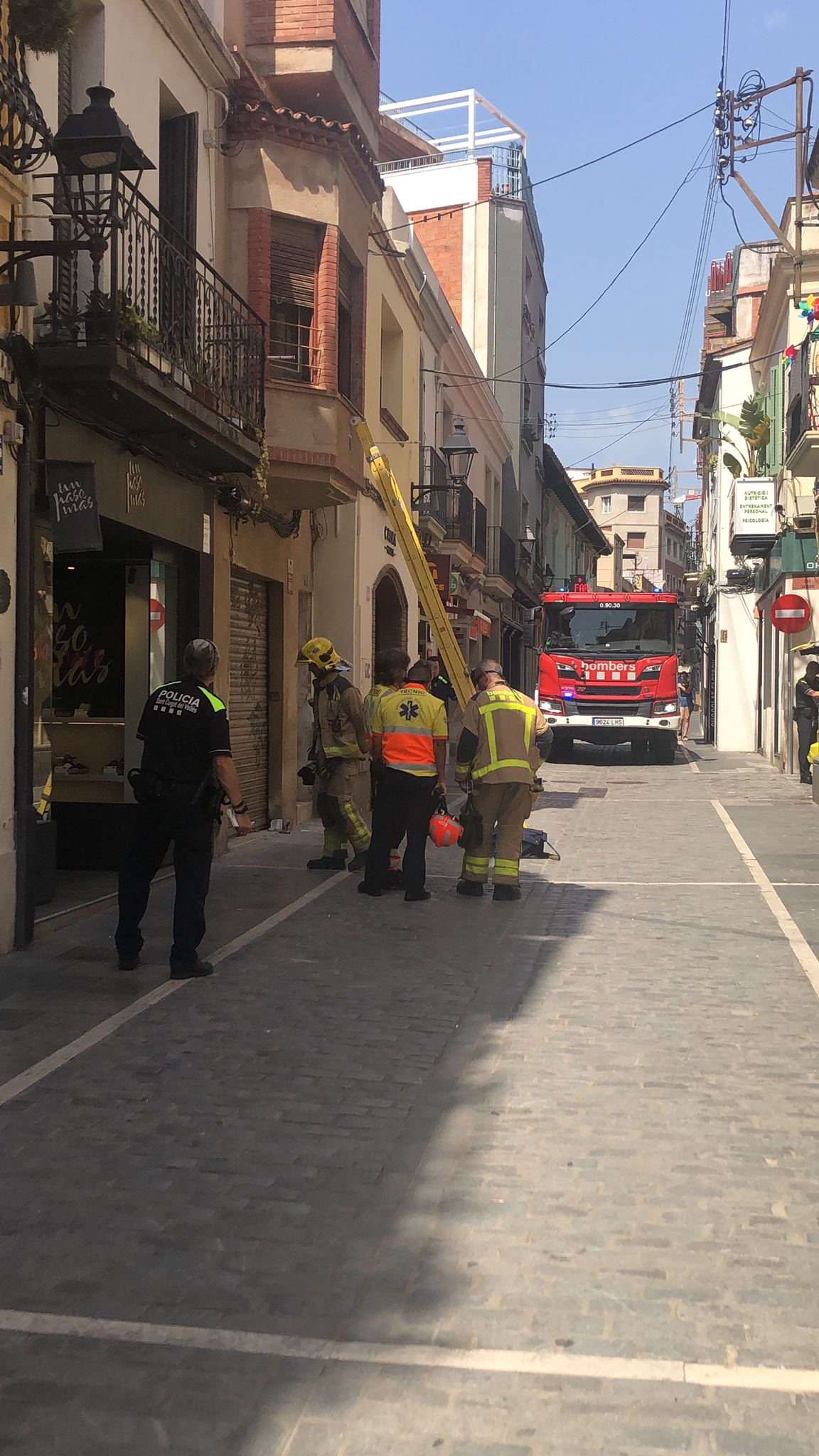 Actuació dels Bombers al carrer de Santa Maria FOTO: Marc Pedró Pujibet 