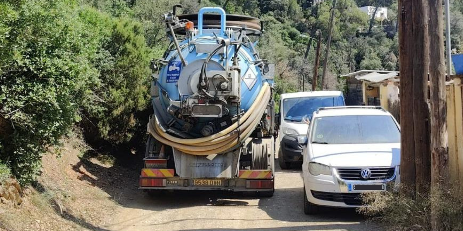Un dels camions cisternes que abasteix els veïns de Vallpineda FOTO: Cedida