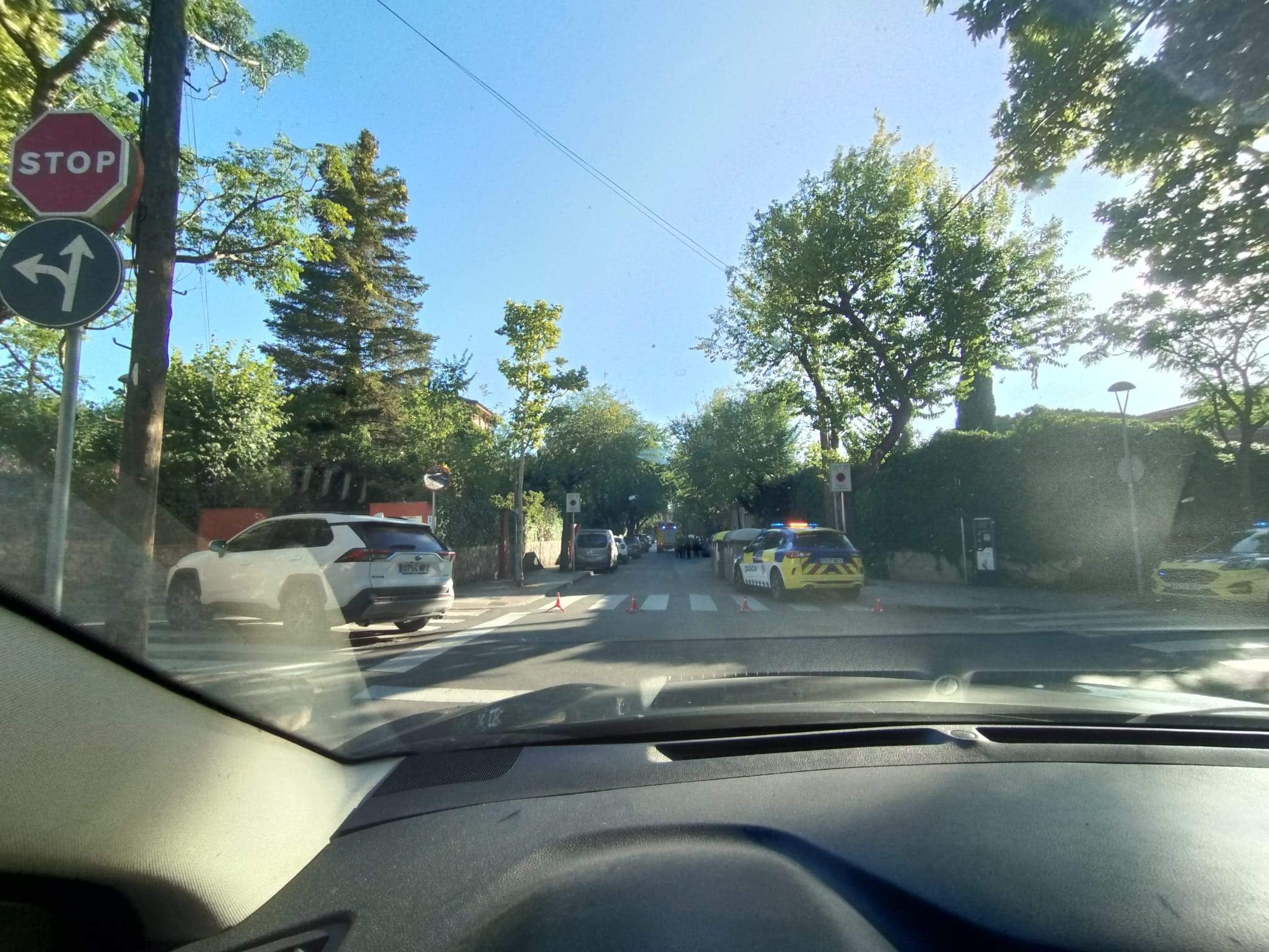 La Policia Local tallant el trànsit per la caiguda d'una branca FOTO: TOT Sant Cugat