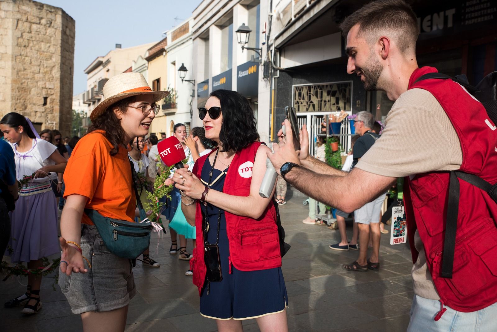 Periodistes del TOT Sant Cugat durant el Seguici d'Inici de la Festa Major de Sant Cugat 2024. FOTO: Bernat Millet
