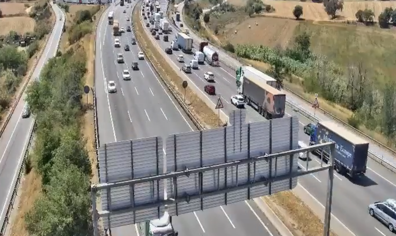 Retencions a l'AP-7 per una topada entre camions. FOTO: Twitter @transit