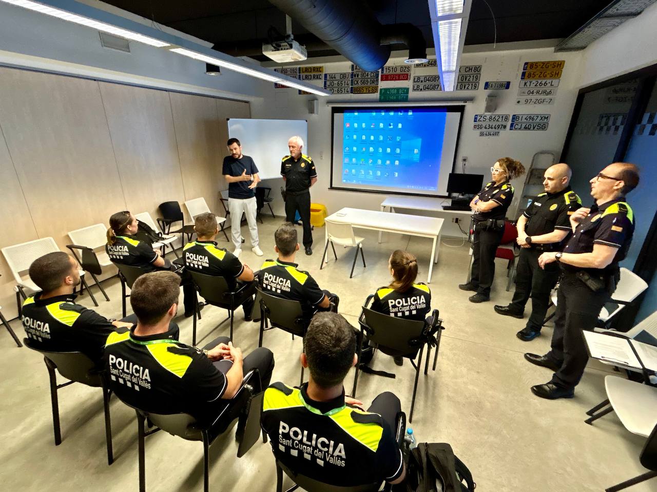 La rebuda als set nous agents de policia FOTO: Ajuntament de Sant Cugat