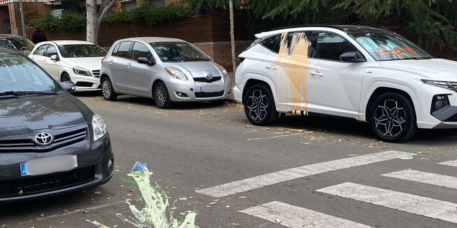Cotxes aparcats al barri amb restes de pintura FOTO: Cedida