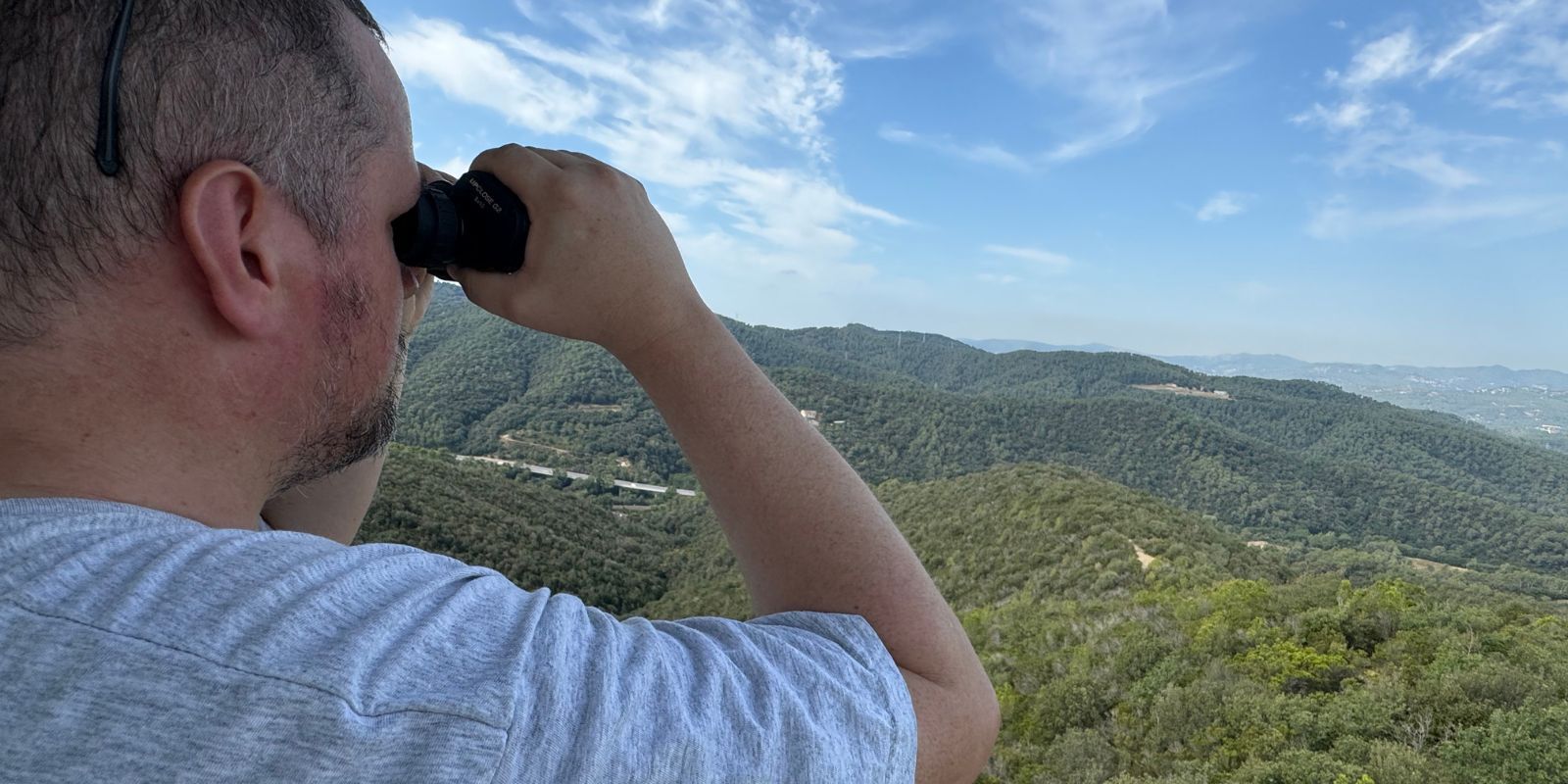 El guaita forestal a la torre de vigilància 'India', al turó del Fumet FOTO: TOT Sant Cugat