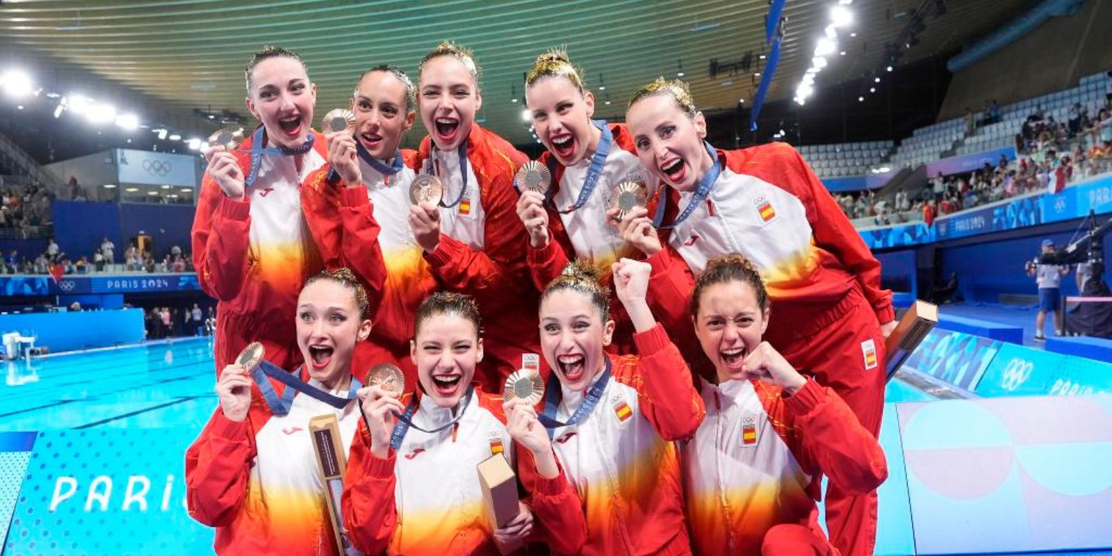 Paula Ramírez i l'equip espanyol després de rebre la medalla de bronze FOTO: RFEN