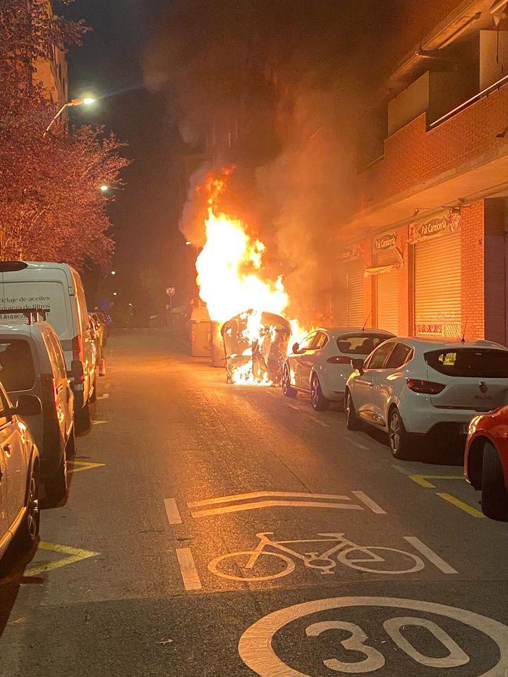 Un dels contenidors cremant al carrer FOTO: Cedida