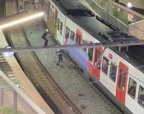 Una desena de persones va pintar grafitis en una unitat de tren estacionada a l’estació de La Floresta. FOTO: Instagram @florestaprotesta