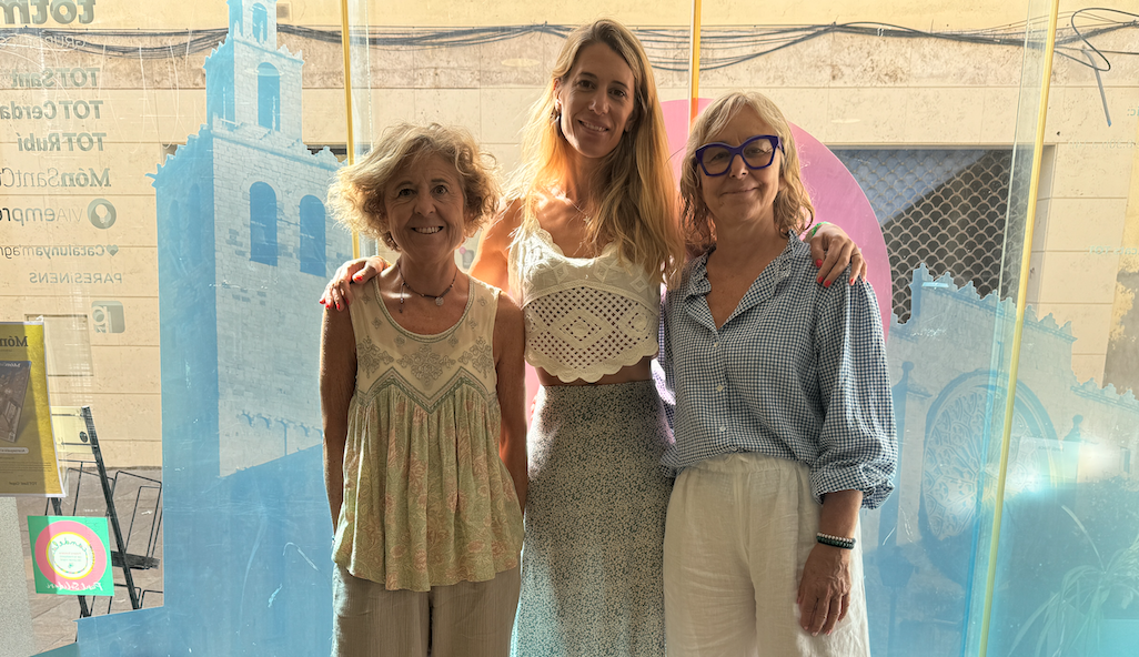 Silvia Rotellar, Laura Grau i Carmen Blanco, d'esquerra a dreta, en la renovació del conveni entre el TOT i Pulseras Candela. FOTO: TOT