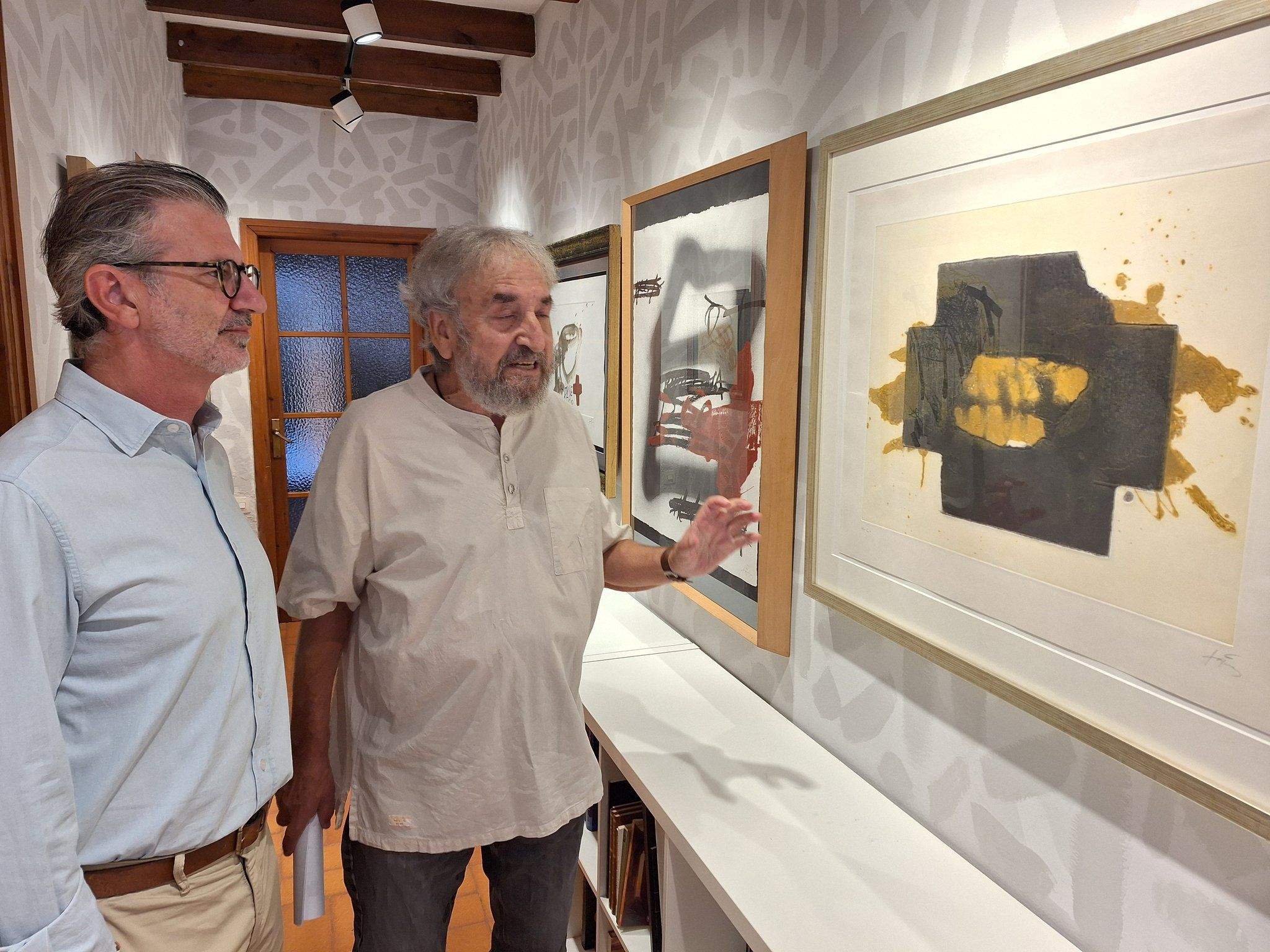Inauguració de l'exposició sobre el treball tèxtil d'Antoni Tàpies. FOTO: Ajuntament de Sant Cugat